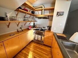 135 Columbia St, Unit 1B in Cambridge, MA - Building Photo