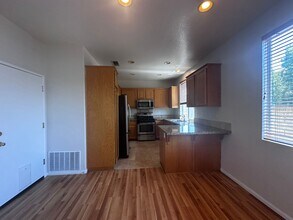 28433 Mayfair Dr-Unit -STA3 in Santa Clarita, CA - Foto de edificio - Building Photo