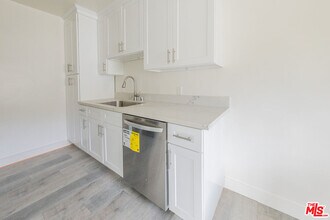 10043 Haines Canyon Ave in Los Angeles, CA - Building Photo - Building Photo