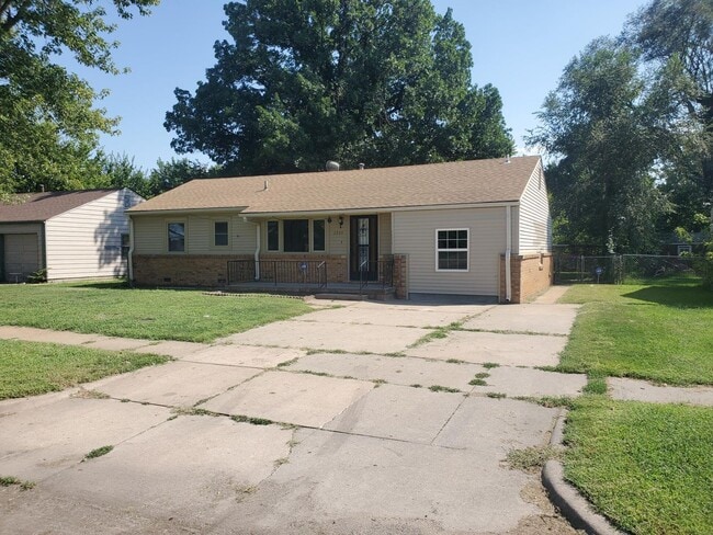 1535 Luther E in Wichita, KS - Building Photo - Building Photo