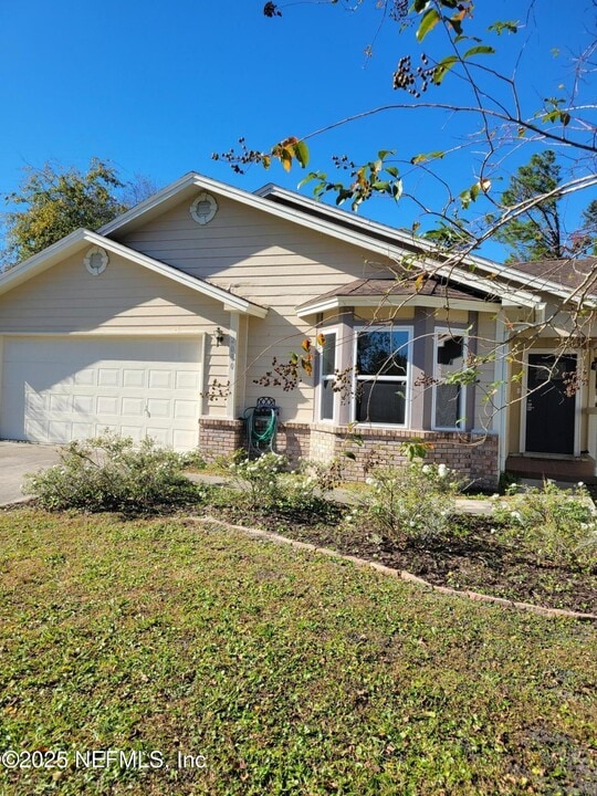 2080 Tanager Dr in Orange Park, FL - Building Photo