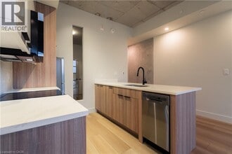 24 Augusta St in Hamilton, ON - Building Photo - Building Photo