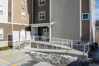 Carol's Village Gardens in Davenport, IA - Foto de edificio - Building Photo