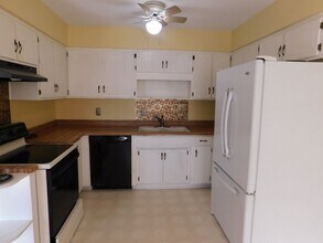 372 Lee Dr in Havelock, NC - Building Photo - Building Photo