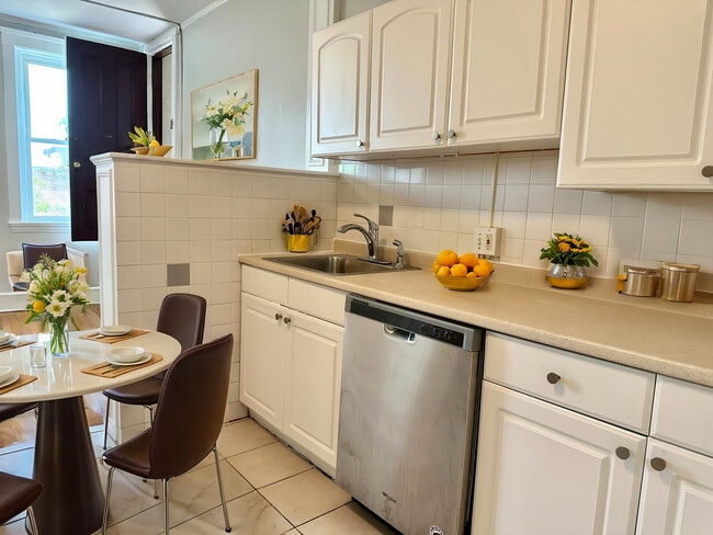 330 St Paul St in Brookline, MA - Building Photo - Building Photo