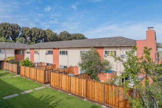Parkside Plaza in Hayward, CA - Building Photo - Building Photo