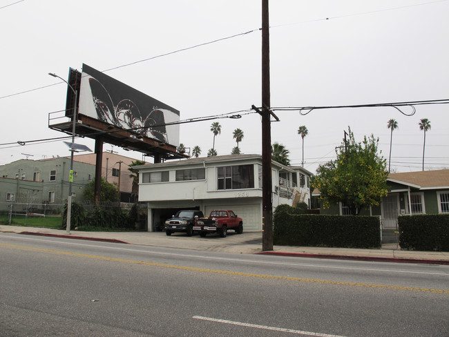 1258 N Virgil Ave in Los Angeles, CA - Foto de edificio - Building Photo