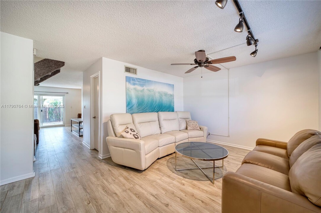 7175 Nova Dr in Davie, FL - Building Photo