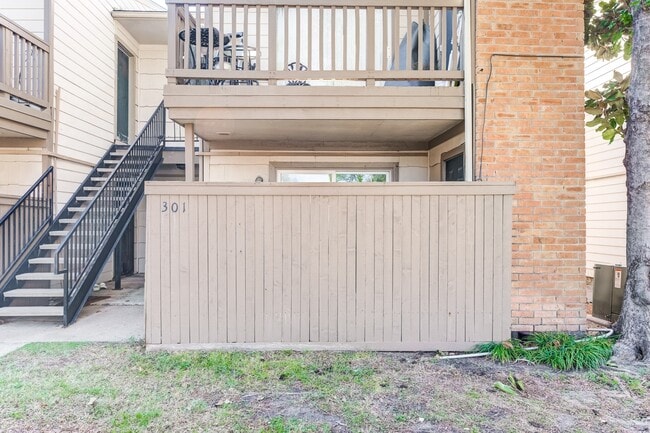 6001 Reims Rd in Houston, TX - Building Photo - Building Photo