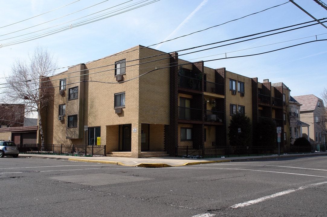 7117 Park Ave in North Bergen, NJ - Building Photo