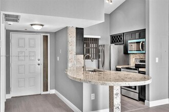 2811 N Oakland Forest Dr in Oakland Park, FL - Building Photo - Building Photo