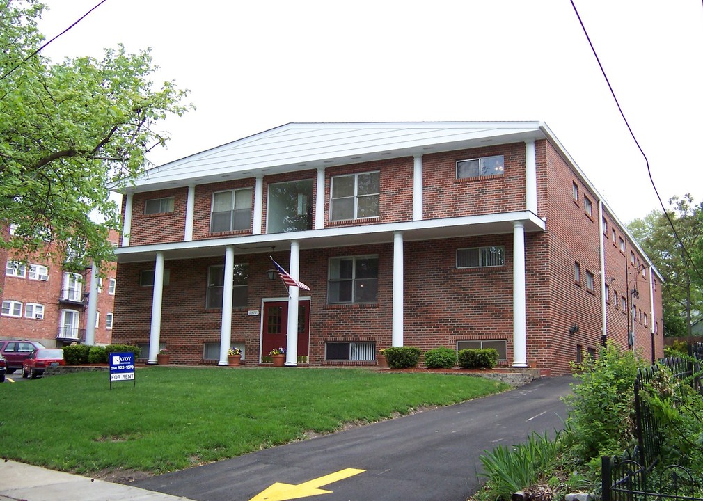 The Colonial House Apartments in St. Louis, MO - Building Photo