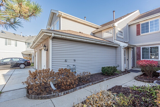 239 Camel Bend Ct in Schaumburg, IL - Building Photo - Building Photo