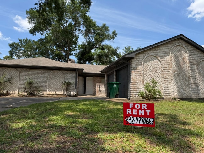 property at 5926 Par 4 Dr