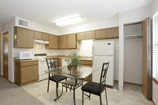 Smith Apartments @ 1009 West Clark in Urbana, IL - Building Photo - Interior Photo
