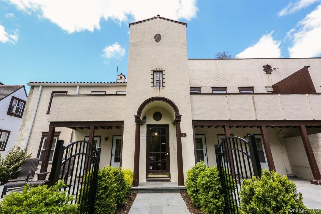 107 Kensington Rd in Bronxville, NY - Building Photo