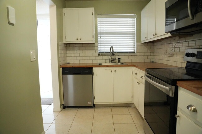 4640 Lucerne Lakes Blvd W in Greenacres, FL - Building Photo - Building Photo