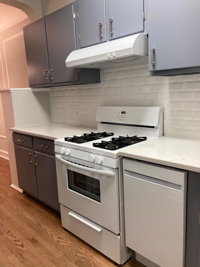 1649 W Touhy Ave in Chicago, IL - Building Photo - Building Photo
