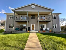 2046 Cliff Alex Ct S, Unit 3 in Waukesha, WI - Building Photo