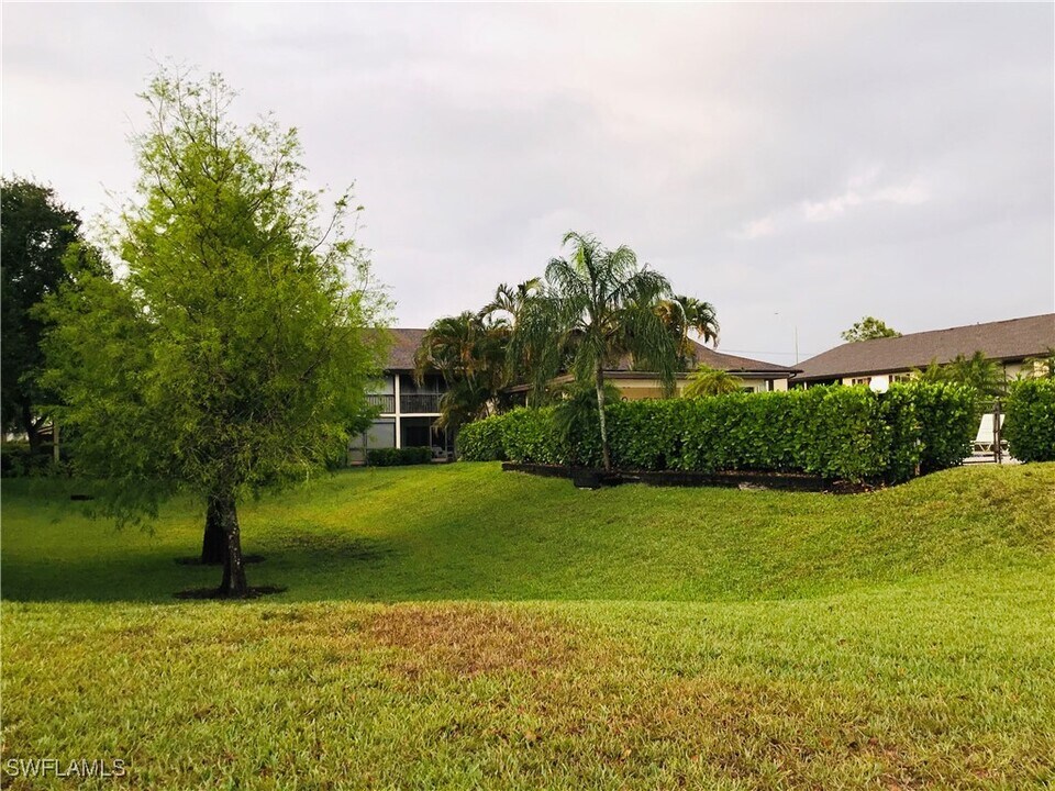 5695 Rattlesnake Hammock Rd in Naples, FL - Building Photo