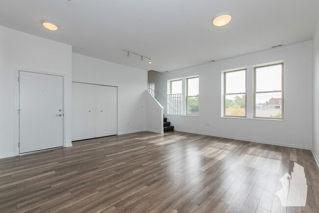 2700 W North Ave, Unit 206 in Chicago, IL - Foto de edificio - Building Photo