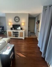 1006 Westbrooke Way in Hopkins, MN - Foto de edificio - Building Photo