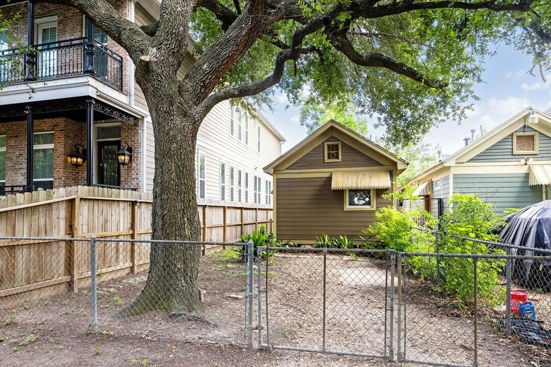 426 W 27th St in Houston, TX - Building Photo