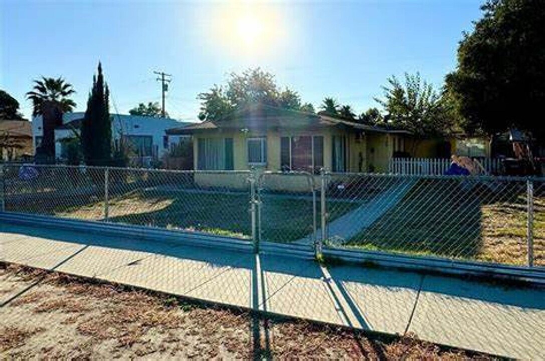 443 N Santa Fe St in Hemet, CA - Building Photo