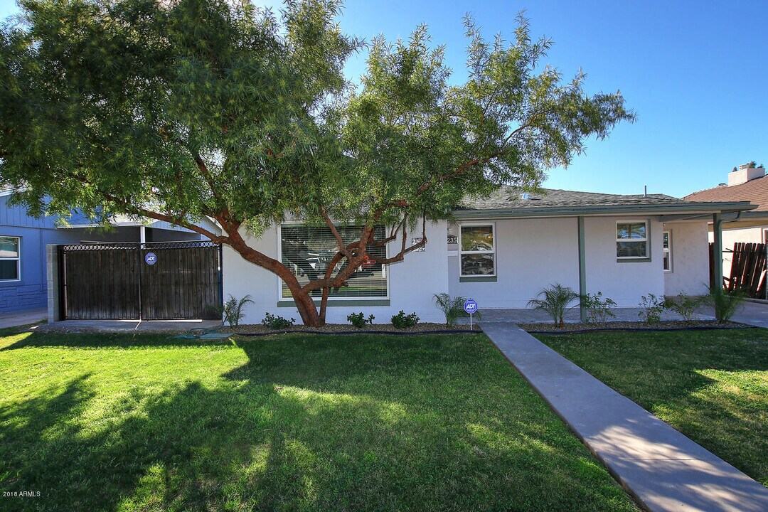 2235 E Mitchell Dr in Phoenix, AZ - Building Photo