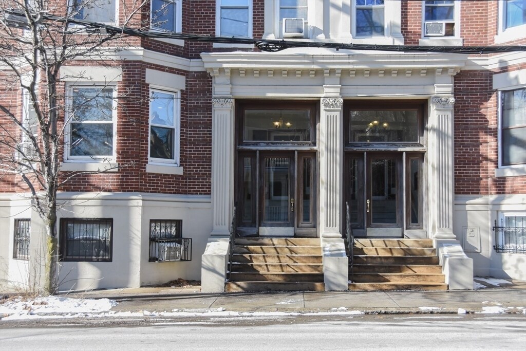96 St Paul St in Brookline, MA - Building Photo