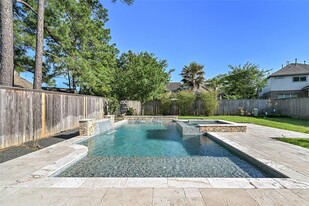 7 Wyatt Oaks Dr in Tomball, TX - Building Photo