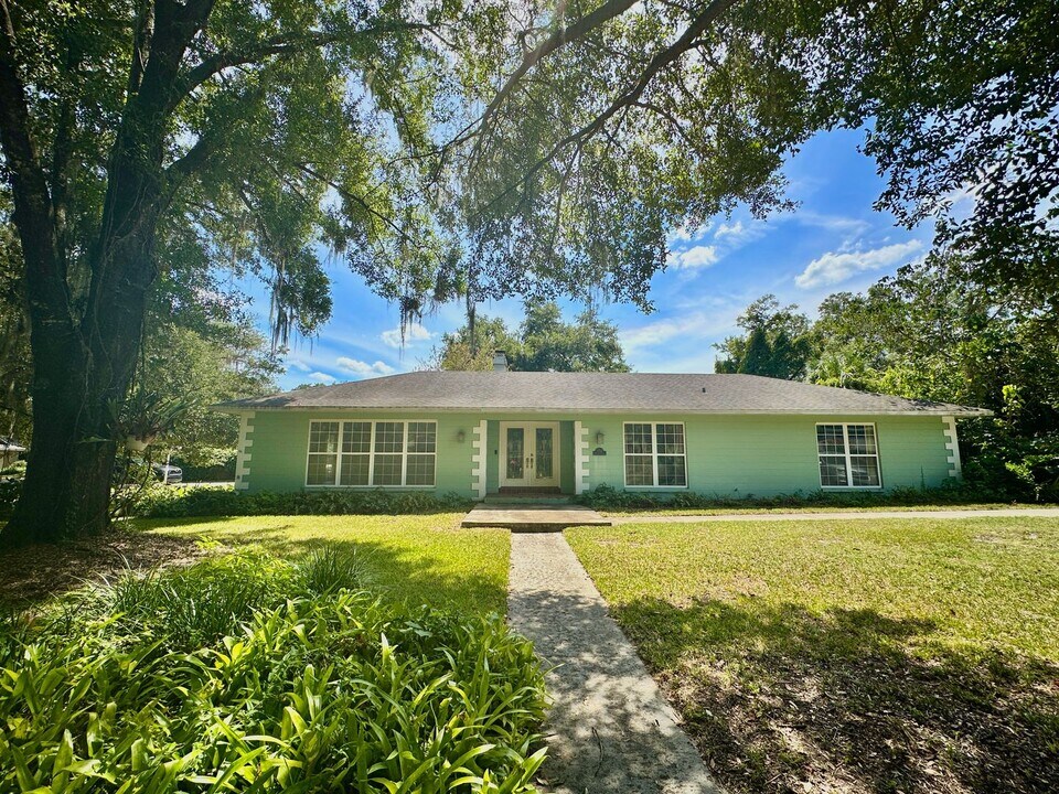 3927 NW 42 Ct in Gainesville, FL - Foto de edificio