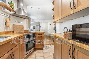 61 W Cedar St in Boston, MA - Building Photo