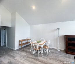 1088 E Broadway in Milford, CT - Building Photo - Building Photo