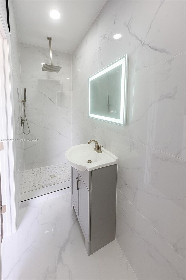 2400 Casablanca Dr in Miramar, FL - Building Photo - Building Photo