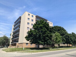 160-160 Emery St W in London, ON - Building Photo - Building Photo