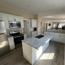 86 Lighthouse Ct, Unit Lower Updated Apartment in Sheboygan, WI - Foto de edificio - Building Photo