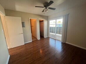 24370 Newhall Ave in Newhall, CA - Foto de edificio - Building Photo