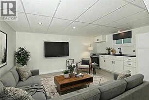 6 Ridley Ave in Welland, ON - Building Photo