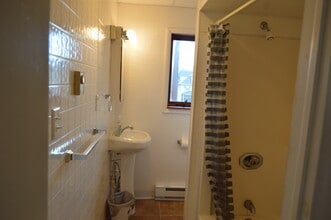 211 S Main St, Unit UnitB in Pittston, PA - Foto de edificio - Building Photo