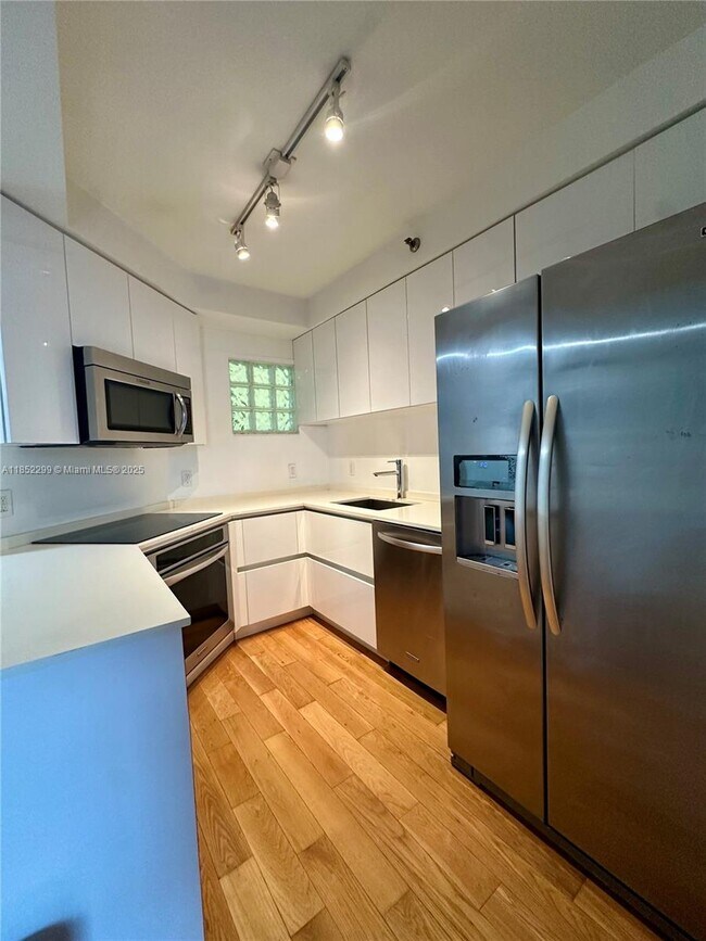 9156 Collins Ave in Surfside, FL - Building Photo - Building Photo