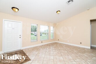 242 SW 34th Terrace in Cape Coral, FL - Foto de edificio - Building Photo