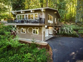 17422 Blue Heron Rd in Lake Oswego, OR - Building Photo