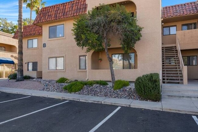 property at 5750 N Camino Esplendora