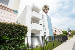 1727 N Edgemont St in Los Angeles, CA - Building Photo