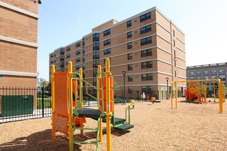 Oakley Square in Chicago, IL - Foto de edificio - Building Photo