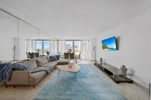 1717 N Bayshore Dr in Miami, FL - Building Photo