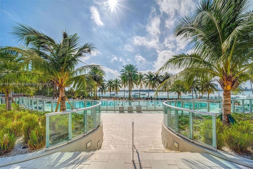 1500 Bay Rd, Unit G-0601 in Miami Beach, FL - Foto de edificio