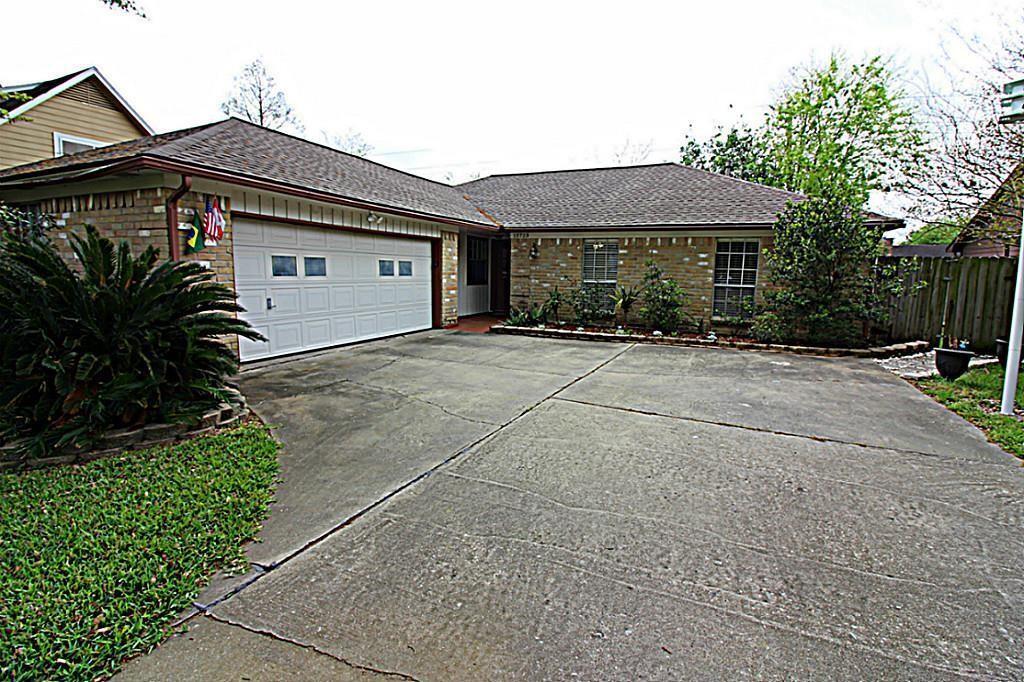 13723 Pepper Knoll Dr in Houston, TX - Building Photo