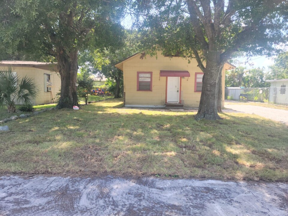 1703 N 15th St in Fort Pierce, FL - Building Photo